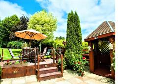 Um jardim no exterior de Inch View Lodge