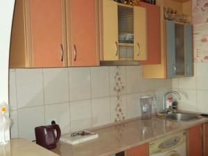 Ett kök eller pentry på Krāslava City Apartment