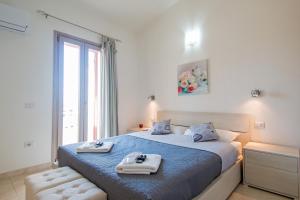 1 dormitorio con 1 cama con toallas en INAH Residence Dorgali, en Dorgali