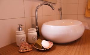 een wastafel en een witte wastafel bij Apartment Dore in Krk +40 foto's