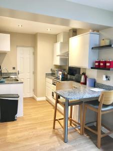 uma cozinha com mesa e cadeiras num quarto em Valley Mount House & Apartment em Harrogate