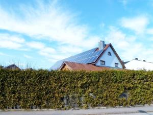 una casa con paneles solares en el techo en Bavaria Cottage mit Casetta oder Chalet in Tegernheim bei Regensburg, en Tegernheim