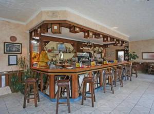 bar w restauracji ze stołkami barowymi w obiekcie Arume w mieście Bóveda