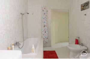 ナポリにあるCasa Totoのバスルーム(シャワー、バスタブ、トイレ付)