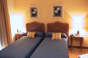 Łóżko lub łóżka w pokoju w obiekcie Hotel Santiago