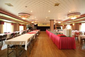 ein Festsaal mit Tischen und Stühlen mit roten Tischdecken. in der Unterkunft Namwon Hotel in Namwon