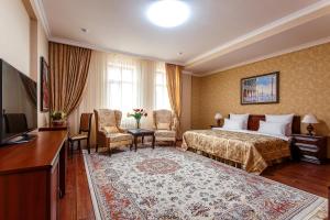 Televisyen dan/atau pusat hiburan di Alanda Hotel