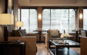 un soggiorno con un divano e un tavolo di Royal Inn Taipei Nanxi - MRT Zhongshan Station a Taipei