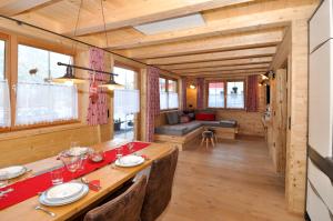 Posezení v ubytování Ferienhütten Lechtal Chalets