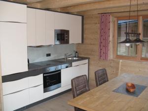 Kuchyň nebo kuchyňský kout v ubytování Ferienhütten Lechtal Chalets