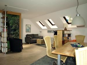 クサンテンにあるFerienwohnung HeeserBerg Xantenのテーブルと椅子のあるリビングルーム