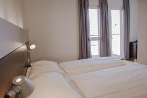 Postel nebo postele na pokoji v ubytování Hotel Schwarzer Bär
