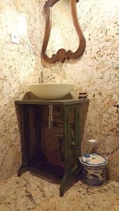 lavabo en un soporte de madera en el baño en Cantinho Ti Carlos, en Pitões das Júnias