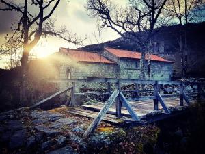 una casa con un puente delante de ella en Cantinho Ti Carlos, en Pitões das Júnias