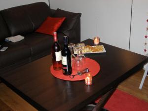 パリにあるオペラ アパートメントのワイン2本とグラスを用意したテーブル