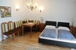 1 dormitorio con 1 cama, mesa y sillas en Haus Stratton, en Innsbruck