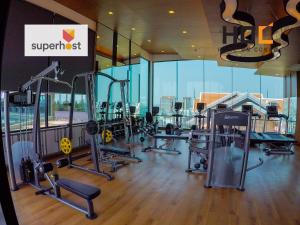un gimnasio con varias cintas de correr y máquinas en un edificio en HOC5 The Astra Condo Chiang Mai Night Bazaar, en Chiang Mai