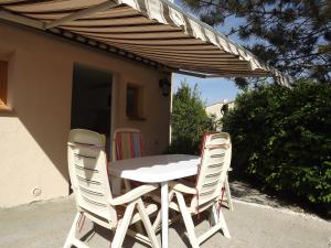 ピュジェ・テニエにあるGite des vallées d'Azurの白いテーブルと椅子