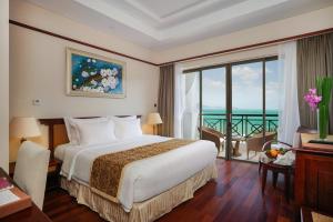 Ein Bett oder Betten in einem Zimmer der Unterkunft Vinpearl Resort Nha Trang