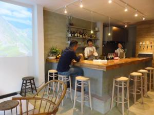 Een man aan een bar in een restaurant. bij Minato Hutte in Kobe