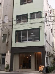 een gebouw met ramen aan de zijkant bij Minato Hutte in Kobe