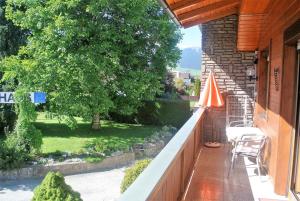 Il dispose d'un jardin et d'un balcon avec une table et des chaises. dans l'établissement Haus Stratton, à Innsbruck
