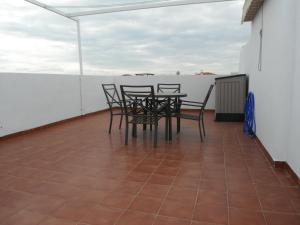 オリフエラ・コスタにあるApartments La Cinuelica LC162のバルコニー(椅子、屋根のテーブル付)