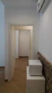 ein weißes Zimmer mit einer Tür und einer weißen Schachtel in der Unterkunft Nice Livings Lazzaroni in Mailand