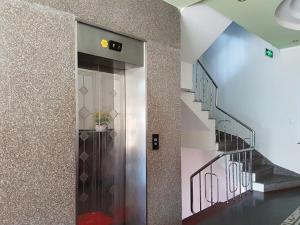un couloir avec une porte et des escaliers dans un bâtiment dans l'établissement Truong An Hotel, à Vung Tau