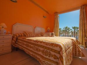 sypialnia z łóżkiem i dużym oknem w obiekcie Puerto Marina Beach & Golf w mieście Benalmádena +21 zdjęć