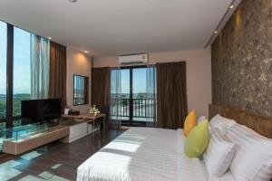 a hotel room with a bed and a television at Tonaoi Grand Hotel in Hat Yai