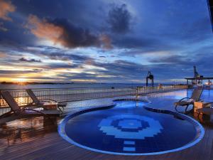 Swimming pool sa o malapit sa Swiss-Belhotel Makassar