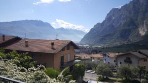 un villaggio in una valle con montagne sullo sfondo di Apartment Weiss Home a Riva del Garda