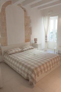 シラクーサにあるDOMUS 1333 al DUOMOの白いベッドルーム(ベッド1台、プライド毛布付)