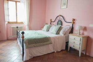 מיטה או מיטות בחדר ב-Tenuta Croce di Bibbiano