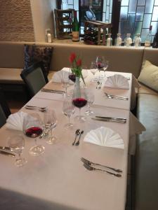 uma mesa com copos de vinho tinto em Hotel Restaurant Schwan em Wertheim