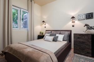 sypialnia z dużym łóżkiem i oknem w obiekcie Villa EM w Trogirze
