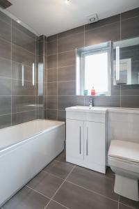 Bathroom sa Bluestone Apartments - Didsbury