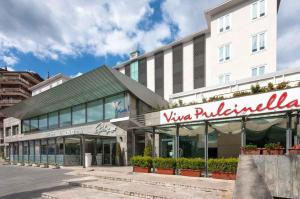 un bâtiment avec un panneau qui lit king-size édition dans l'établissement Viva Hotel Avellino, à Avellino