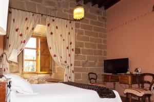 a bedroom with a bed and a window at Hospedería Señorío de Casalarreina in Casalarreina