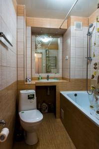 キーロフにあるApartamenty na Gorkogo 25のバスルーム(トイレ、バスタブ、シンク付)