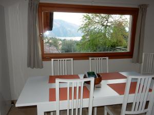 ベッラージョにあるVilla Primulaのダイニングルーム(大きな窓、テーブル、椅子付)
