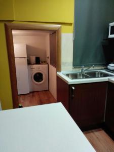 カラフェルにあるApartamento Vilamar 1のキッチン(シンク、洗濯機付)