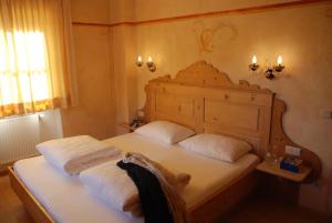 a bedroom with a bed with two white pillows at Piccolohotel Tempele Garni in San Candido