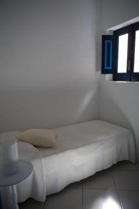 サンタ・マリーナ・サリーナにあるLa terrazza sul mareの表示料金は、テーブルと窓付きの部屋のベッド1台分です。