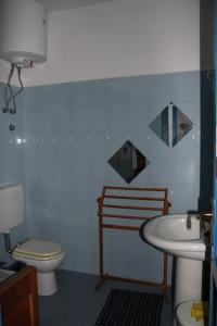 サンタ・マリーナ・サリーナにあるLa terrazza sul mareのバスルーム(トイレ、洗面台付)