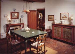 a dining room with a table and chairs at Villa Del Rimedio in Fucecchio