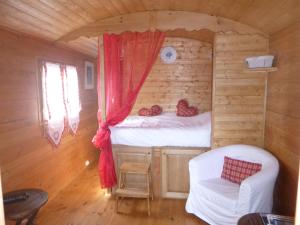 Ένα ή περισσότερα κρεβάτια σε δωμάτιο στο Le Mas Saint Donat
