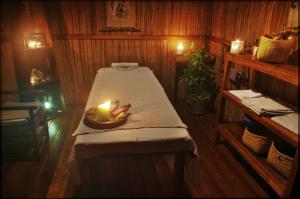 ein Zimmer mit einem Bett mit einer Kerze darauf in der Unterkunft Idylle Beach in Sainte Marie