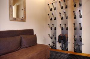 una sala de estar con sofá y una pared de armas en La Clé des Champs, en Lanslebourg-Mont-Cenis